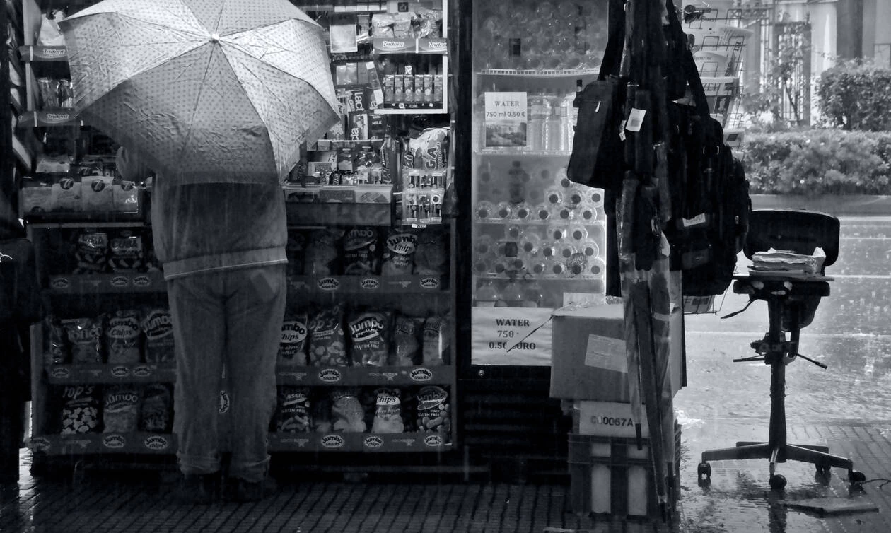 Θεσσαλονίκη: Πήγε στο περίπτερο, πήρε κάτι, πλήρωσε κανονικά και έβγαλε… όπλο! (βίντεο)